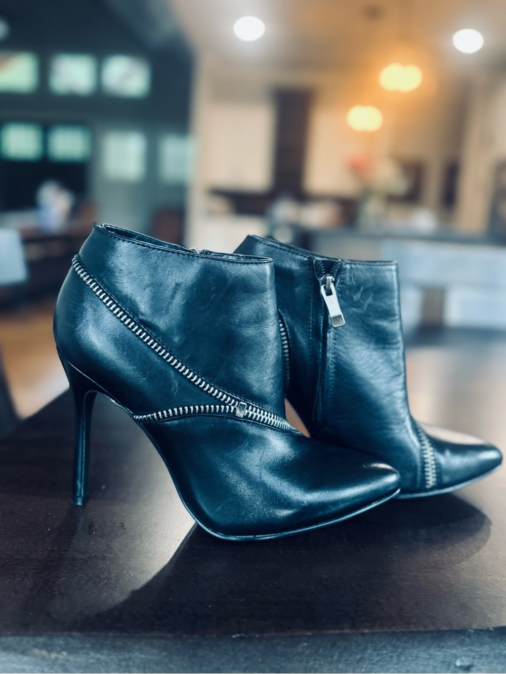 Eva & Zoe Women’s Black Leather Zip-Detail Ankle Booties